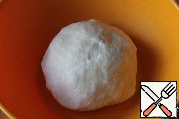 The dough can be prepared using a bread machine or knead with your hands.
If you use instant (fast) yeast, then all the components (except butter and candied fruits) of the dough are simply mixed, warm water is added and the dough is kneaded for ten minutes.