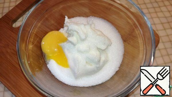In a bowl, beat the cottage cheese, sugar and egg yolk until smooth.
