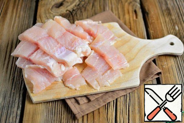 Cut tilapia fillets into strips 2-2. 5 cm wide.
