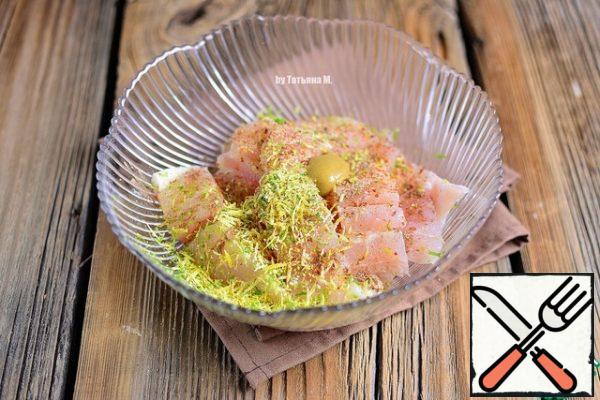 Put the fillets in a bowl, add salt to taste, add lemon and lime zest, pepper, mustard, cinnamon and garlic. Stir and leave for 30 minutes.
