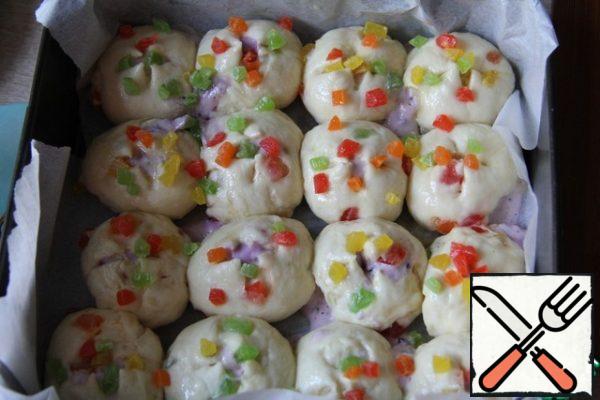 Good to take and put into a form, covered with baking paper.
Make an incision with scissors crosswise. Top with egg and sprinkle with chopped candied fruits.