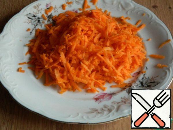 Grate carrots on a coarse grater.