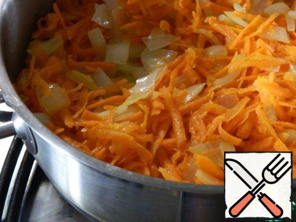 Add the carrots to the onion.
