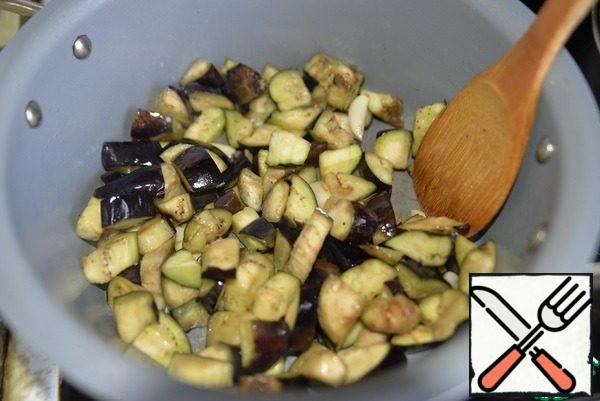 As soon as the aroma of garlic appears, put the eggplant in a saucepan and fry, stirring constantly for 5 minutes. Remove the eggplant on a plate.