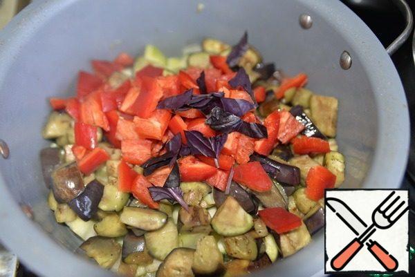 Add fried eggplants to the zucchini, put diced bell pepper, mix. Add the herbs, according to the recipe - thyme leaves, I replaced with basil.

