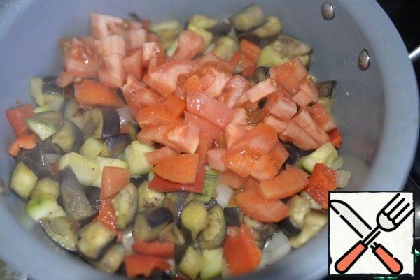 Put diced tomatoes. Add sugar, pepper mixture, lemon juice. If necessary, salt. Stir, simmer for 10 minutes.