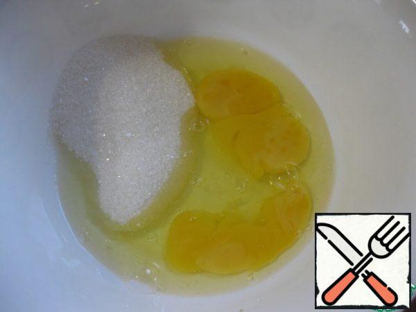 In a bowl put the eggs and sugar.