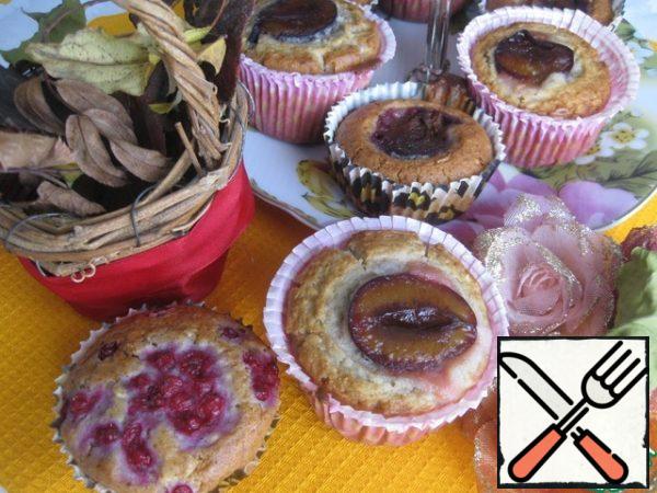 You can pour tea and treat your loved ones! Fragrant, tender, soft cupcakes, with a slight sourness of plums and berries, will not leave anyone indifferent!