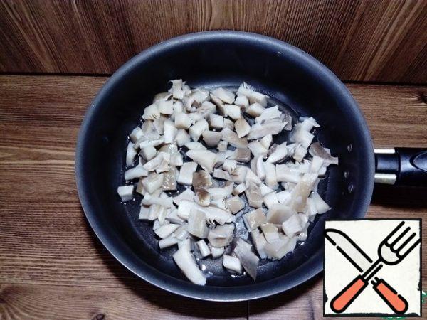 Fry the mushrooms. (salt to taste)