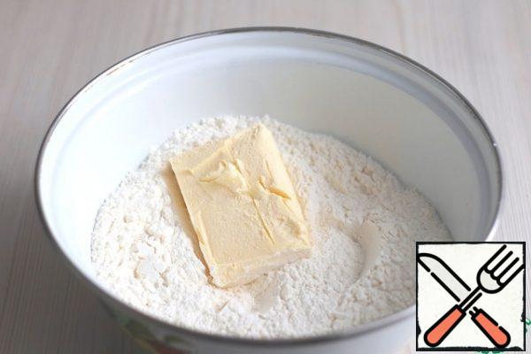 Next, add cold butter (130 gr.). Butter to grind flour by hand.