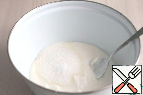 In a separate bowl, mix yogurt (150 gr.), sour cream (300 gr.) and the remaining 70 gr. sugar. Beat the mixture until the sugar dissolves.
