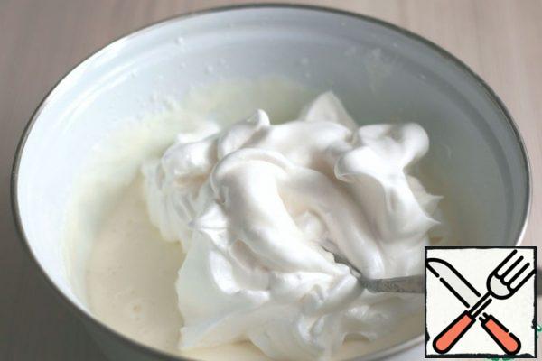 Combine sour cream and yogurt mixture and whipped with sugar proteins. Mix everything.