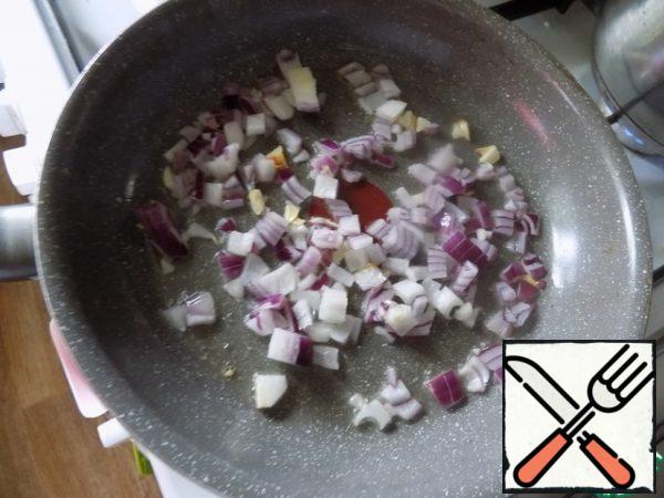 While the potatoes are cooking, make the filling. In a frying pan fry in oil finely chopped garlic for a minute. Then spread the onion. Fry until soft.