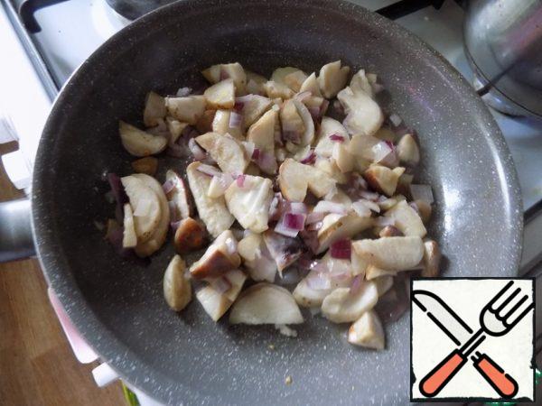 Spread the mushrooms. White and mushrooms before roasting, I do not boil. The rest of the mushrooms pre-boil. Fry the mushrooms until the liquid evaporates. Sprinkle with salt and pepper to taste. The filling is ready.