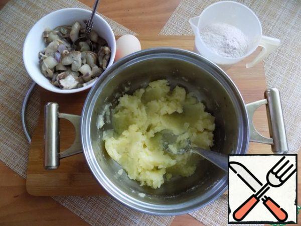 Drain the potatoes completely and puree them. Let it cool down a little.
