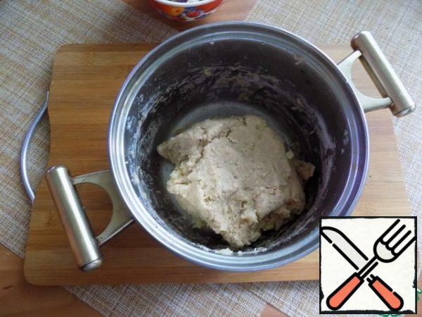 In the puree, break the egg, put the flour, salt 0.5 h l. Knead the dough. The dough is very pliable and does not stick to the hands.