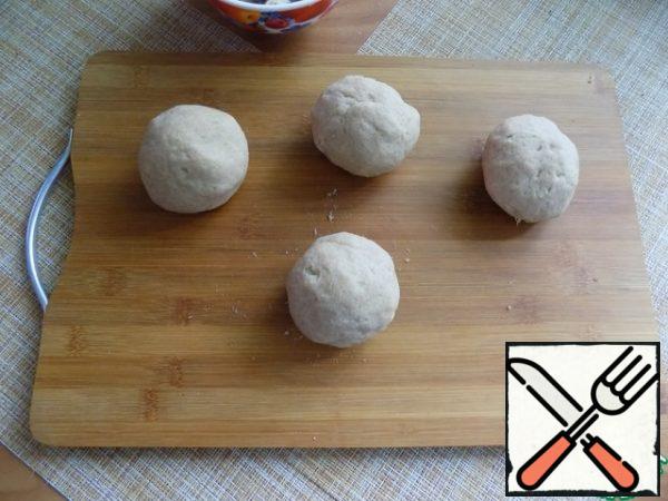 Divide the dough into pieces and roll each ball about 7 cm in diameter. This I will make cakes of this size. You can do bigger or smaller.
