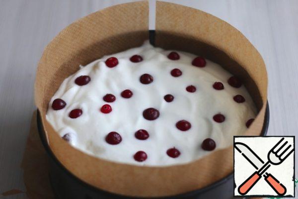 Next, lay out the prepared cream filling, put cranberries on top.
