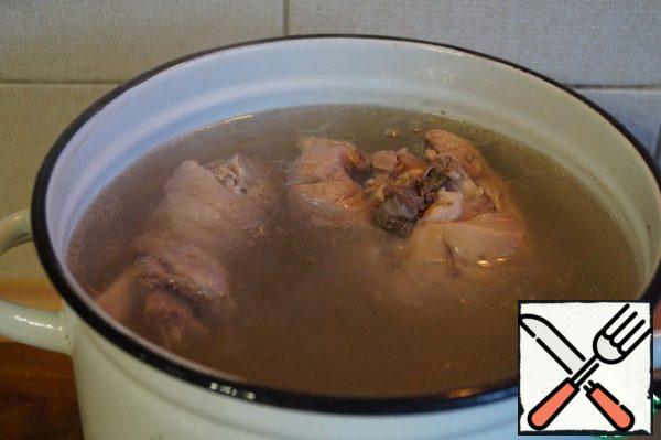 Prepare the broth from the turkey leg and water.
