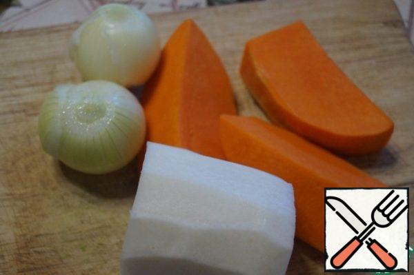 Peel the pumpkin, radish and onion. Rinse the rice.

