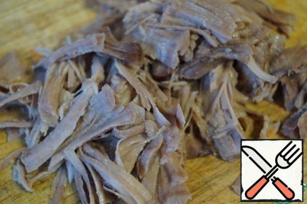 Separate the meat from the bones and finely chop.
