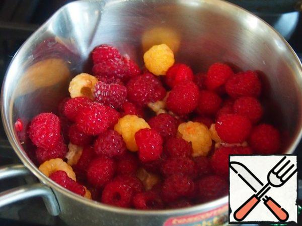 The cake mold is 23x13 cm, wash the raspberries, put them in a ladle, add two tablespoons of water and cook for a couple of minutes.
