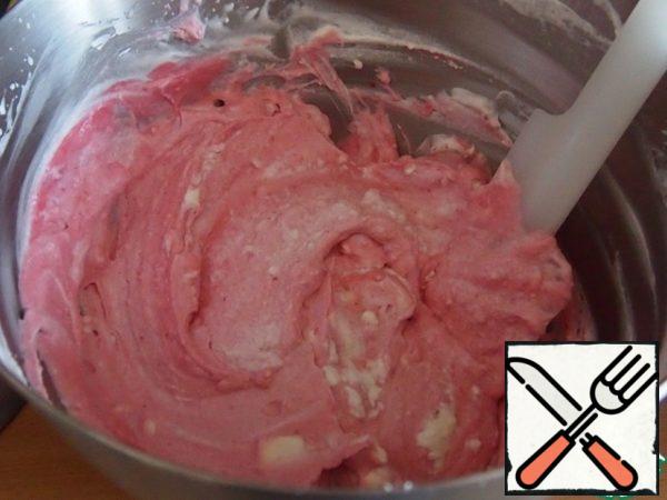 Whisk cream until thick peaks, add mascarpone and sour cream, powdered sugar and stir. Add the raspberry puree. Try on the sugar, if necessary, add more powdered sugar to your liking, you can add a little lemon juice to taste. Stir.