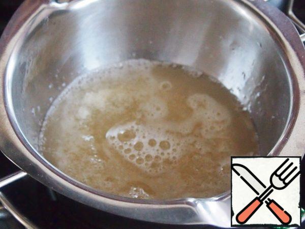 Fill the gelatin with the remaining cold water to swell. Preheat in a water bath until completely dissolved. Cool.
