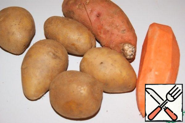 Peel the potatoes and sweet potatoes.
