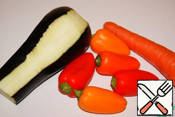 Peel the peppers, carrots and eggplants (remove the film from 4 sides).

