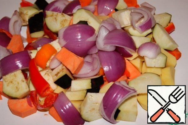 Cut all the vegetables into medium-sized pieces.