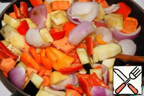 Heat a non-stick frying pan very well, pour out the vegetables and only then pour in the oil. Fry everything for 5-7 minutes and put it in a large muffin pan with a straw. Cover the pipe with foil.
