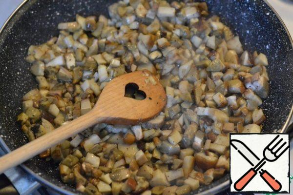 Fry in well-heated sunflower oil. The fire is active.
Add salt and black pepper. Stir, cool.
We will need 250 grams of ready-made mushrooms.