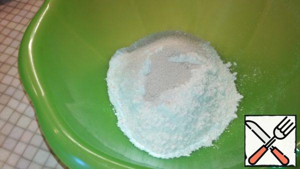 Sift into a bowl (200 g) flour, add yeast, salt, sugar and mix.
