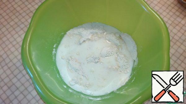 Pour warm milk to the flour and knead. This will be our sourdough. Leave it on for 15-20 minutes, until the yeast began to act.