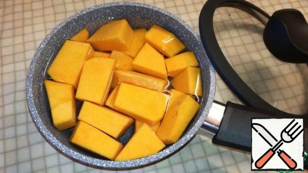 During this time, prepare pumpkin puree. Cut the pumpkin into small pieces, pour water and boil until tender. Beat the puree with a blender and let cool.
