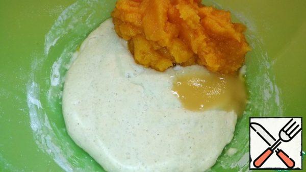 Add honey and pumpkin puree to the finished dough. Mix well.
