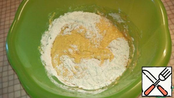 Pour vegetable oil, stir. And gradually add the remaining sifted flour.