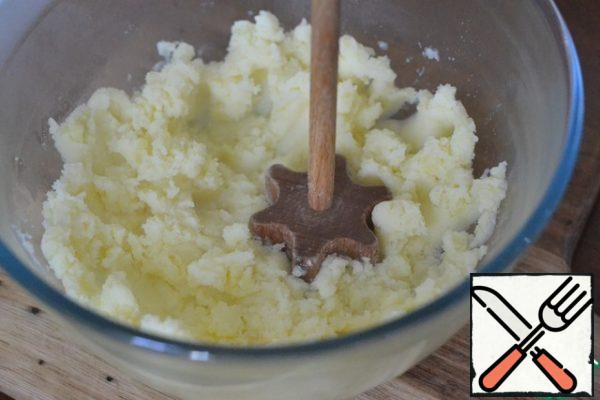 Peel the potatoes and boil in salted water until tender.
Drain the water.
Add in potatoes warm milk and cooked puree.