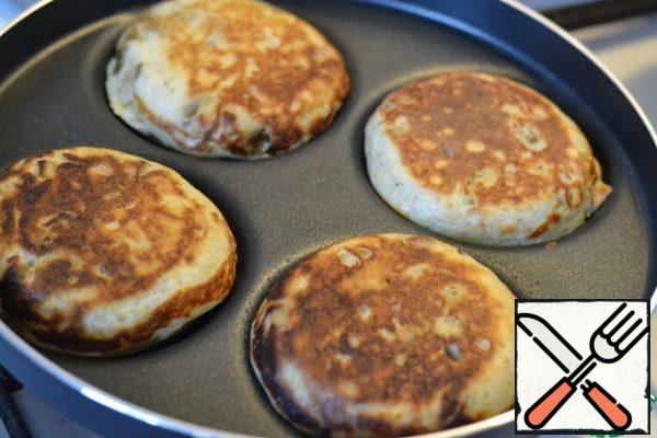 Bake pancakes on a hot pan, greased with sunflower oil, on both sides until tender.
