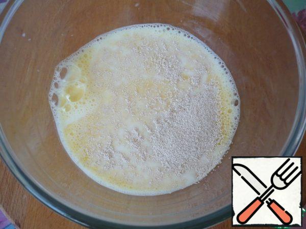 In a bowl, mix: yeast, sugar, warm milk, beaten egg. Mix everything.