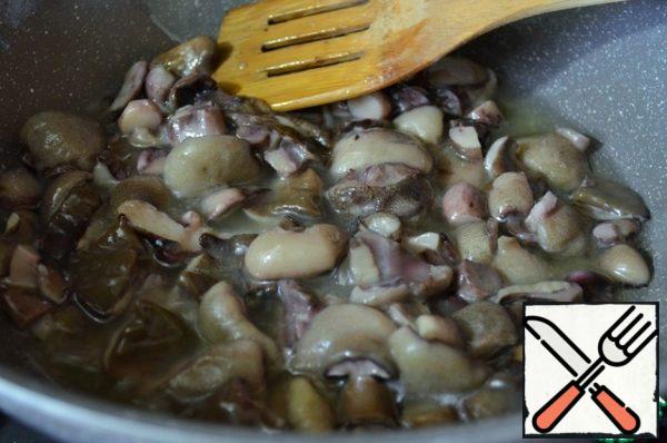 Mushrooms boil, drain the broth ( cook soup on it).
In a deep frying pan or saucepan, heat 2 tbsp vegetable oil, put the mushrooms, fry for 10 minutes on medium heat.