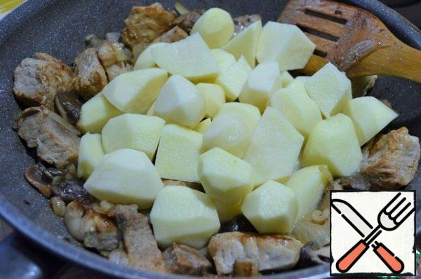 Peel and chop the potatoes.
Put in a frying pan, fry stirring.
