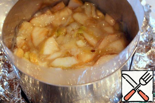 Apples cut into slices, mix with sugar and cinnamon, add 2 tbsp water and cook until softened. Add the starch diluted in 3 tbsp water and cook until thick. Put the apples on top of the cheesecake.