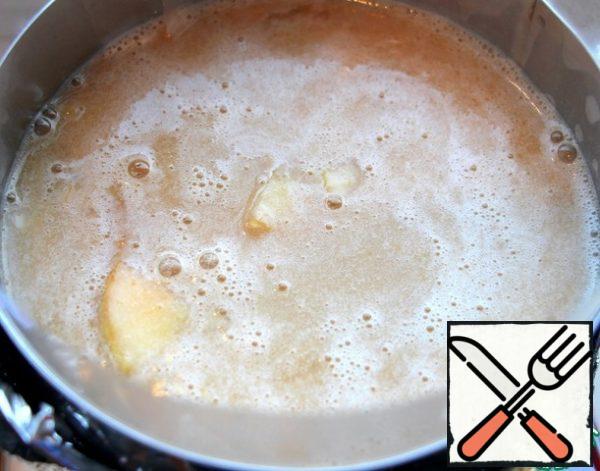 Soak the gelatin in 60 g of water according to the instructions. Melt in the microwave, but do not bring to a boil. Mix with jam and hot water. Put it on top of the apples, put it in the refrigerator overnight for stabilization.