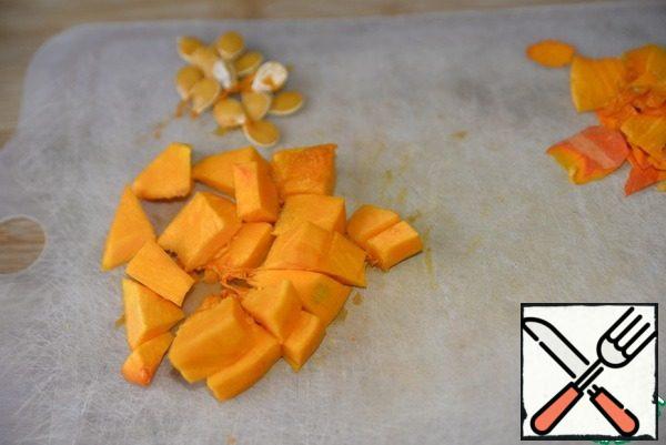 Take a sweet bright pumpkin, clean, cut into cubes.