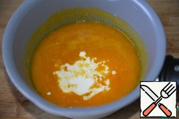 Whisk the finished pumpkin with a blender, add sugar, vanilla and cream to your taste, mix everything. I turned on the blender again.
