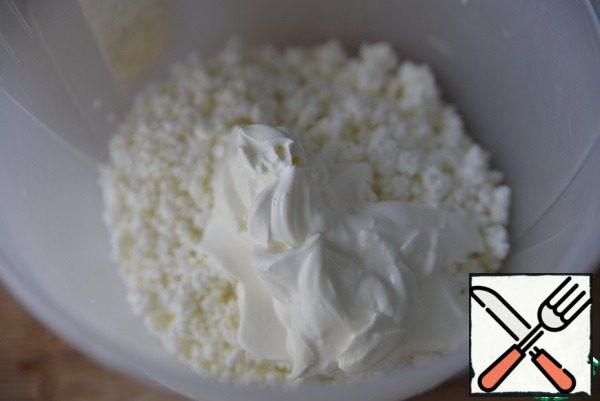 Take not dry cottage cheese, the fat content is at your discretion. Add sour cream or cream. Put sugar, vanilla and whisk everything with a blender until smooth.
