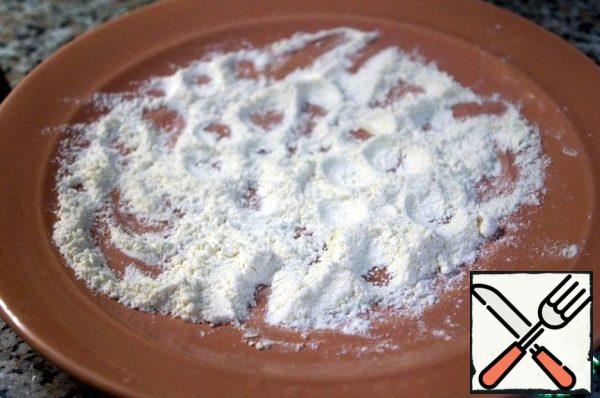 Prepare the breading. In a dish pour flour, mix it with salt.