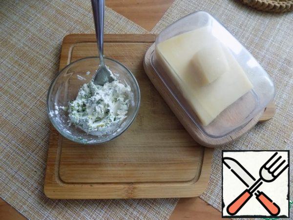 For the first filling, we will need cottage cheese and herbs. We put the cheese in a bowl, finely chop the greens, send them to the cheese and combine them. The first filling is ready.

